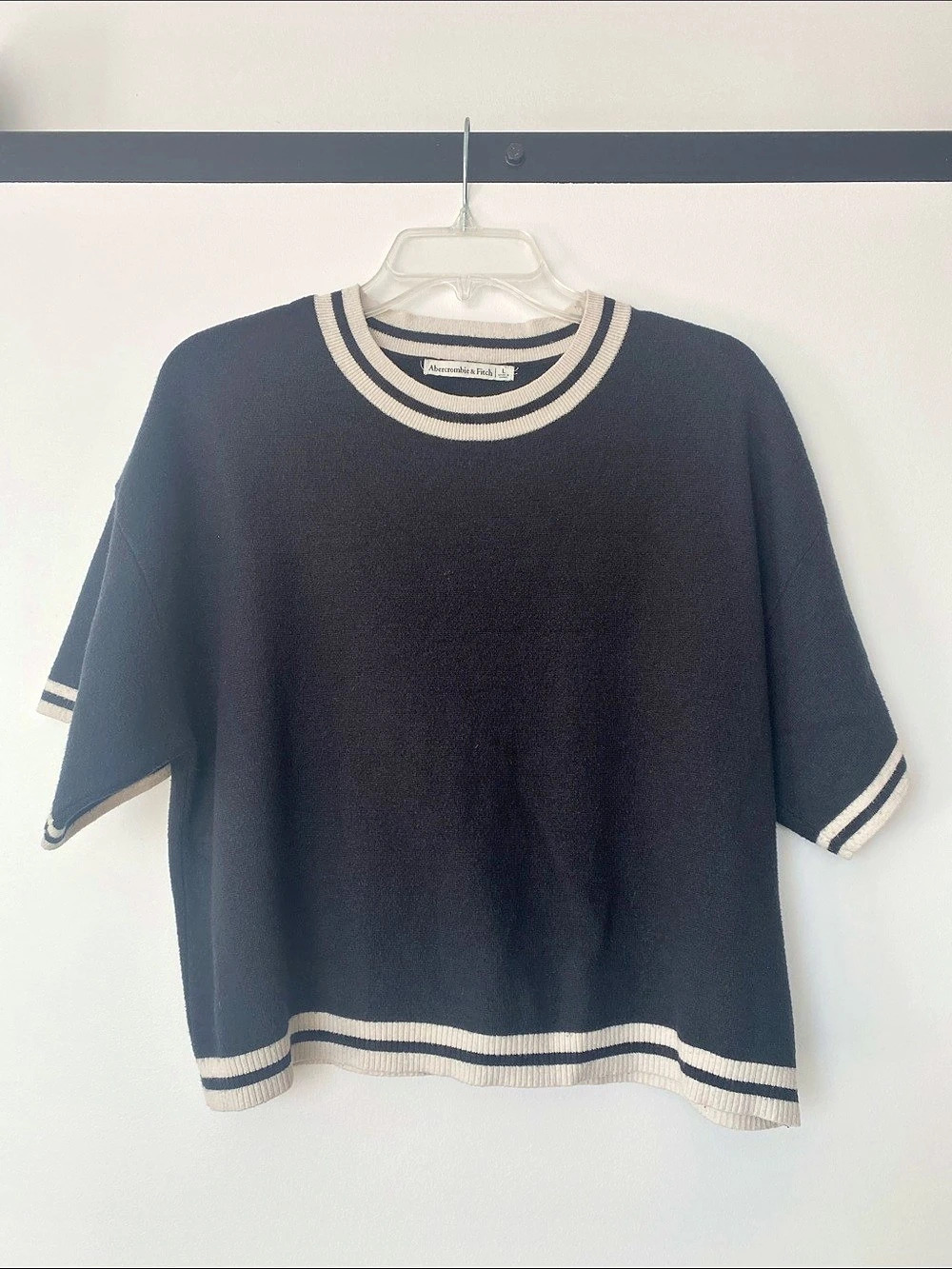 Abercrombie & Fitch Striped Crewneck Sweater in Black & Off-White Size Large